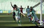 Guido Rodríguez celebra el primer gol del Betis.