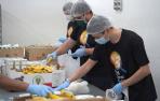 Voluntarios recogen alimentos.