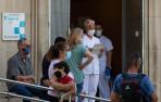 Una enfermera comprueba la lista de pacientes en el CAP Prat de la Riba de Lleida, donde se centraliza la atención a los posibles afectados por la covid-19.