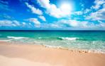 Imagen de una playa en pleno verano