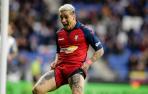 Chimy Ávila muestra sus tatuajes en la celebración de un gol.