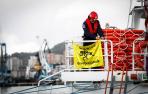 El Aita Mari, el atunero vasco reconvertido en barco de rescate, zarpa desde la localidad guipuzcoana de Pasaia.