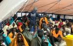Más de 350 migrantes esperan un puerto tras ser rescatados en el Mediterráneo