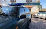 La Guardia Civil, frente a la sucursal de Larraintzar donde se ha producido el atraco.