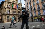Un agente de la Policía Nacional, en la plaza Consistorial el día 6.