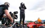 Hamilton gana con el coche pinchado y Sainz pierde una valiosa cuarta plaza al final