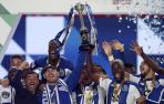Un emocionado Casillas levanta la Copa de Portugal del Oporto