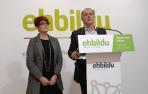 Adolfo Araiz y Bakartxo Ruiz, parlamentarios de EH Bildu, en la rueda de prensa.