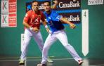 Oinatz Bengoetxea golpea a una pelota en presencia de Aimar Olaizola en un partido anterior.