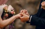 Imagen de una boda en el momento de colocar los anillos