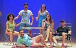 De izq. a drcha.: Alicia García de Garayo, Pablo Cañete (tumbado), Imanol Sucino, Paula Montilla, Andrea Lacasa y Ramón Vidal (director), ayer en el escenario de la Escuela Navarra de Teatro.