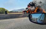 Camión ardiendo en la A-12 entre Zizur y Astráin