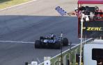 Hamilton no falla y Sainz abandona en un accidentado GP de la Toscana