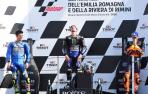 Maverick Viñales, escoltado por Joan Mir y  de Pol Espargaró.