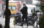 Un policía francés, en la zona donde se ha producido el ataque en París.