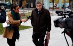 El abogado de la víctima de 'La Manada', Miguel Ángel Morán, atiende a los periodistas a su llegada al Palacio de Justicia de Navarra.
