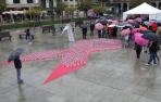Pamplona se cuelga el lazo rosa por los afectados por el cáncer de mama