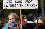 Una mujer sostiene en Lille una pancarta en recuerdo del profesor asesinado en París con el lema "Je suis prof" ("Yo soy profesor").
