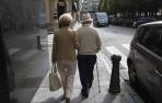 Dos pensionistas paseando por la calle.