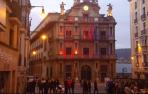 Vídeo del Ayuntamiento de Pamplona iluminado de rojo y azuil