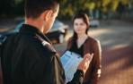 Imagen de un agente hablando con una conductora