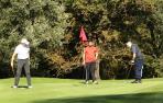 Tres de los jugadores participantes en el torneo solidario, en un 'green' del recorrido.