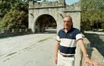 Luis Ibero en el Portal Nuevo, donde jugaba de niño, en una imagen del año 2003, cuando fue elegido concejal por CDN en Pamplona.