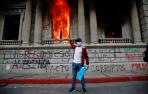 Cientos de manifestantes toman el Congreso y le prenden fuego