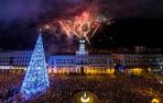 El reloj de la Puerta del Sol da las campanadas de fin de año.