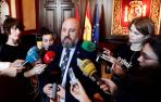 El delegado del Gobierno, José Luis Arasti, haciendo declaraciones a la prensa