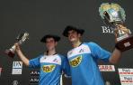 Foto de los pelotaris Ezkurdia y Martija tras proclamarse campeones del Parejas 2020.