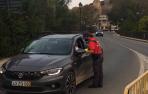 Control de la Policía Foral en el acceso a Peralta por el puente, para comprobar el cumplimiento del confinamiento perimetral