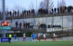 Público tras la valla en el Nuevo Areta de Huarte