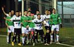 Varios jugadores esperan al lanzamiento de un córner durante el partido San Juan y el Beti Onak