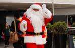 Un hombre disfrazado de Papá Noel.