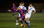 El jugador del Cantolagua Luis Ongay (c) disputa un balón con dos jugadores del Real Valladolid durante el partido correspondiente a la primera ronda de Copa del Rey.