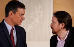 El presidente del gobierno Pedro Sánchez (i) y el líder de Podemos Pablo Iglesias.
