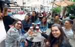 Un grupo de jóvenes celebra con cerveza y sin mascarilla en una terraza de un bar gallego.