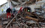 Personal de rescate camina entre los escombros de un edificio afectado por el terremoto en Petrinja (Croacia)