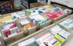 Cajas de medicamentos en los cajones de una farmacia.
