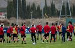 Los jugadores de Osasuna, durante una charla técnica en un entrenamiento anterior en Tajonar