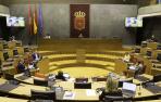 Imagen de la reunión que esta mañana ha celebrado la Mesa y Junta en el salón de plenos del Parlamento. Cedidas por la Cámara foral.