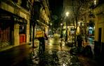 Un repartidor de Glovo, por las calles desiertas de Madrid.