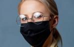 Imagen de una joven con gafas y mascarilla