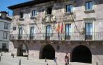 Aspecto parcial del Ayuntamiento de Baztan, en la plaza de los Fueros de Elizondo.