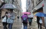 Turistas frente al sol y la lluvia en Navarra