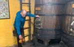 Jarra en mano, Inaxio Begiristain abre una 'kupela' de sidra.