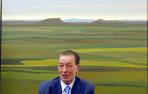 Rafael Gurrea , en su despacho del Parlamento de Navarra, con un paisaje del pintor navarro Pedro Salaberri de fondo.