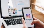 Imagen de la aplicación Instagram en un móvil y en un ordenador