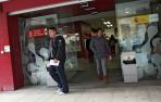 Un hombre y una mujer salen de una oficina de empleo.